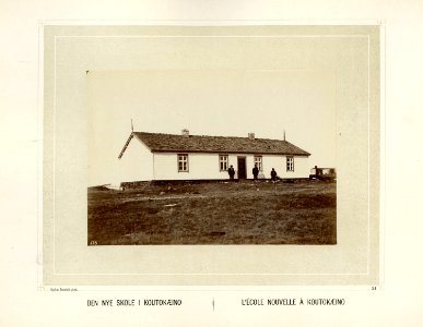 Skolen i Kautokeino med folk utenfor - Norsk folkemuseum - NF.15006-025