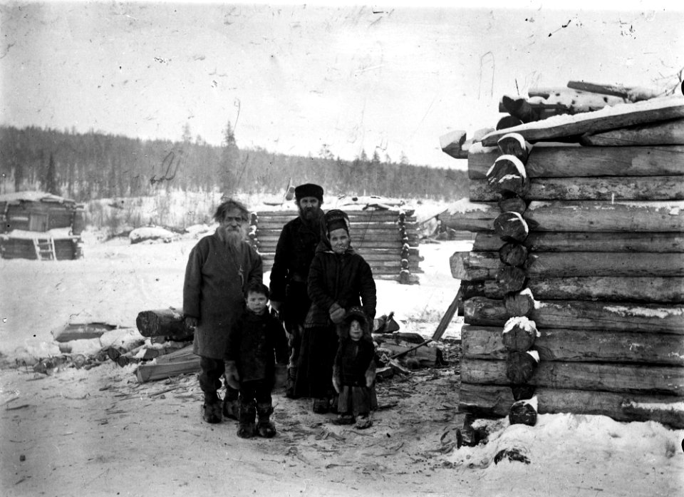 Skoltesamiske barn og voksne ved hus, før Nuottjävre, Finland, senere Notozero, Russland, 1903 - Norsk folkemuseum - NF.06725-026