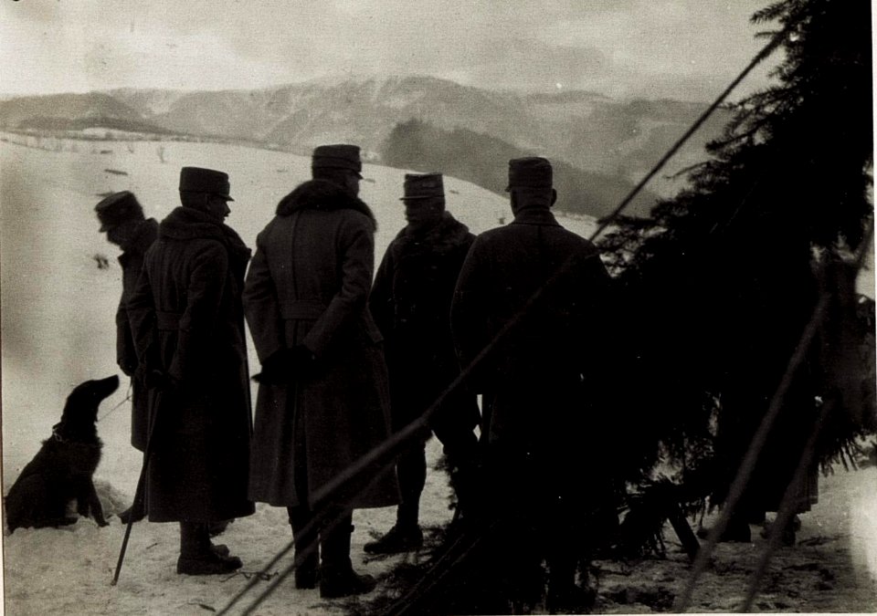 Skiwettlaufen von Offizieren und Mannschaften des Rayons V, in der Umgebung von Bruneck. Exzellenz von Roth im Gespräch mit dem Bezirkshauptmann. (BildID 15580070)