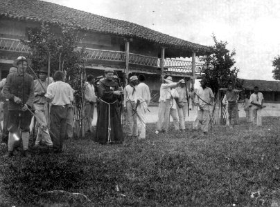 Skjutttävlan på missionen. På bilden syns utom indianer föreståndaren P. Rufino Holler, herr C - SMVK - 005657