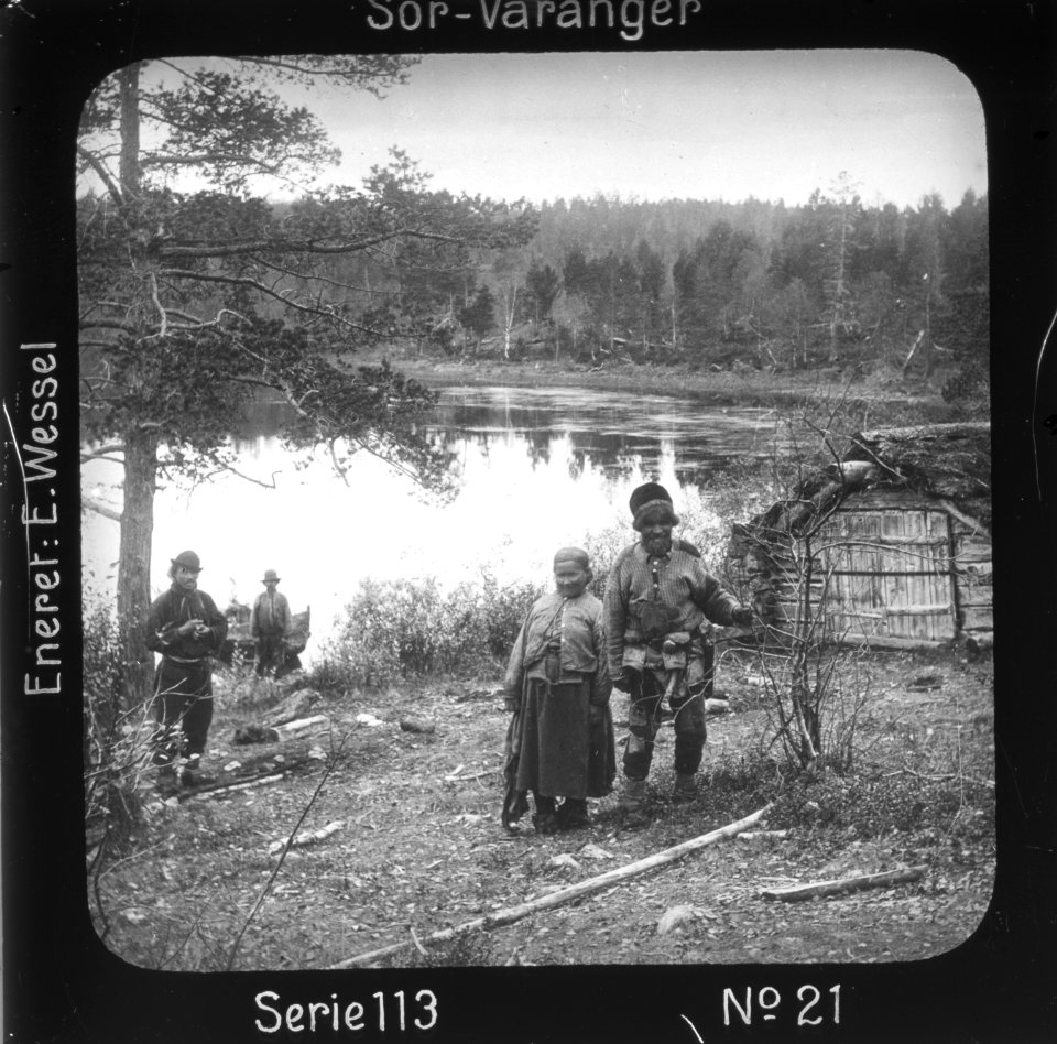 Skoltesamer ved båtnaust, ovenfor Kobbefoss, Pasvikdalen, Sør-Varanger, Finnmark - Norsk folkemuseum - NF.15205-020