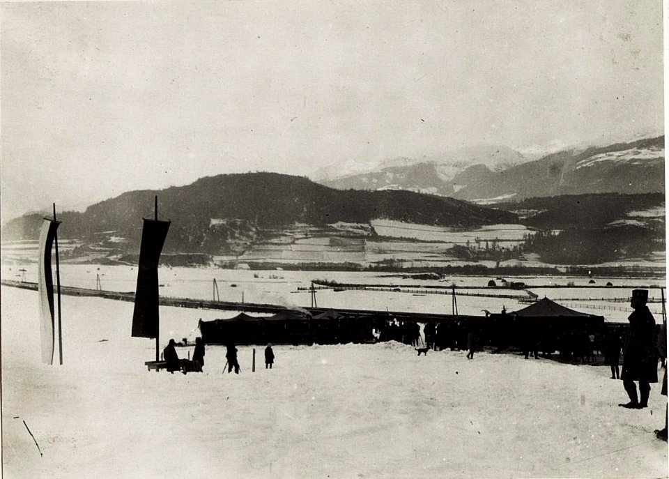Skiwettlaufen von Offizieren und Mannschaften des Rayons V, in der Umgebung von Bruneck. Beim Einlauf und den Festzelten. (BildID 15580077)