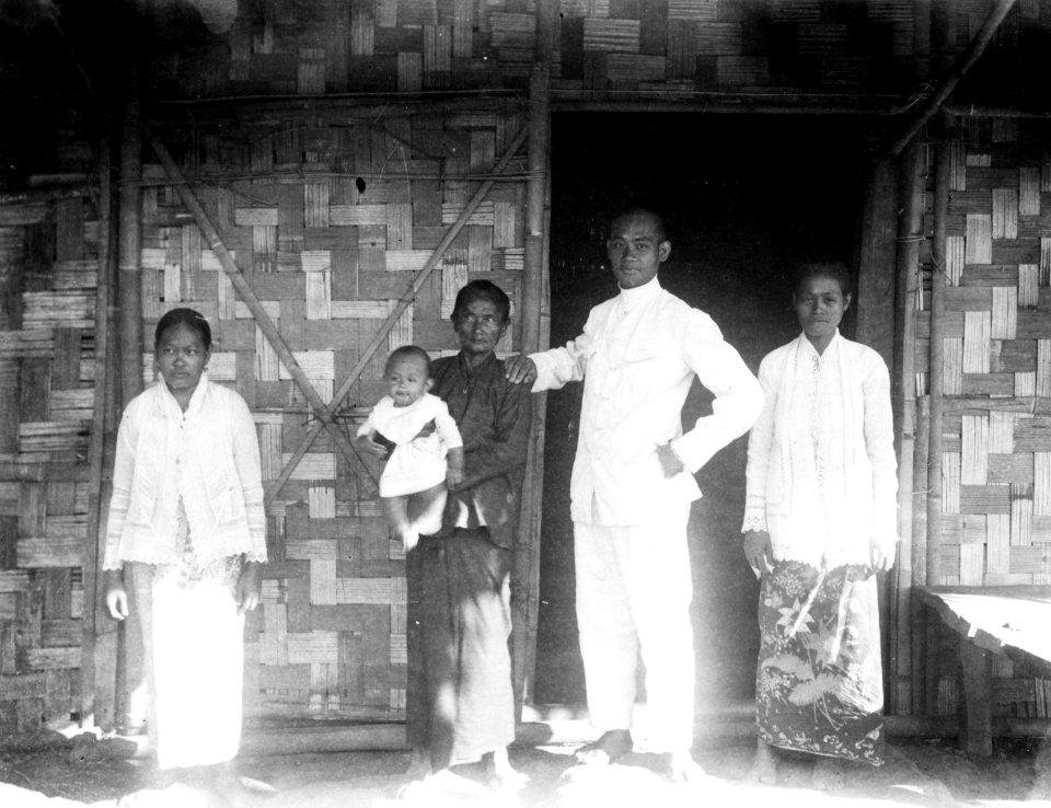 Skolläraren i byn med familj. Han var från Minahassa, Nord-Celebes. Sulawesi, Winatu. Indonesien - SMVK - 010822