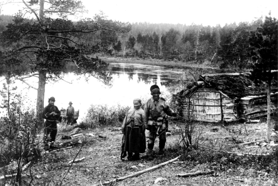 Skoltesamer utenfor et båthus ovenfor Kobbefoss før 1900. Sallasj og Roman Afansjeff midt i bildet - Norsk folkemuseum - NF.08407-006