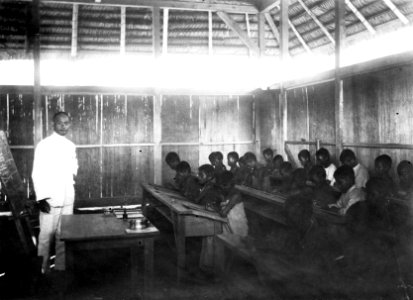 Skolsalen. Winatu, Sulawesi. Indonesien - SMVK - 010822b