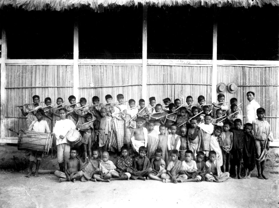 Skolbarn med sin lärare (en minahassare). Lindoe, Paloe, Mellan-Celebes, Celebes. Sulawesi, Lindu - SMVK - 000185