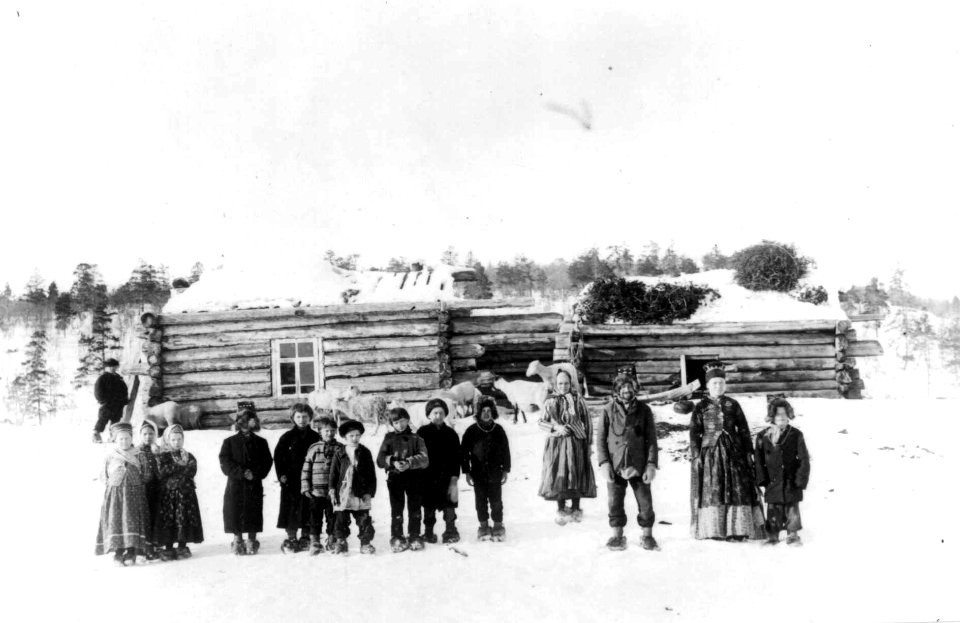 Skoltesamer utenfor laftet bygning i Boris Gleb, Russland, før 1900. Husdyr ved huset - Norsk folkemuseum - NF.08407-008