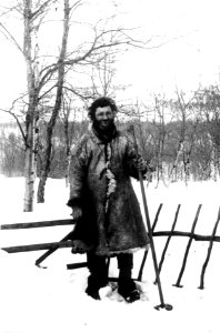 Skoltesame med dork og stav om vinteren. Sør-Varanger, Finnmark, før 1900 - Norsk folkemuseum - NF.08407-009