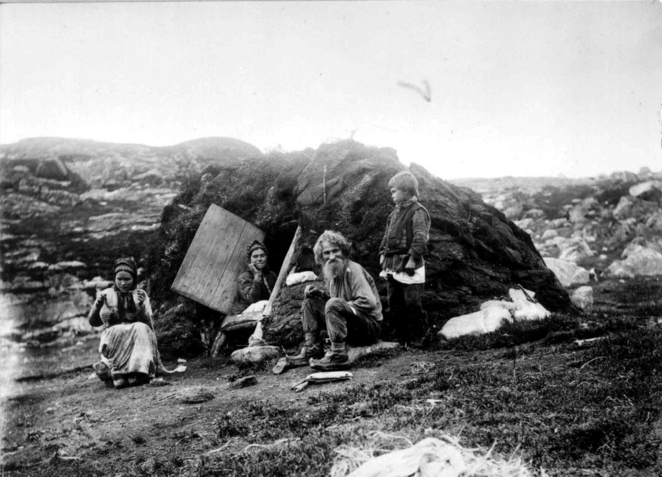 Skoltesamer utenfor gamme. Sør-Varanger, Finnmark, ca. 1900 - Norsk folkemuseum - NF.09765-013