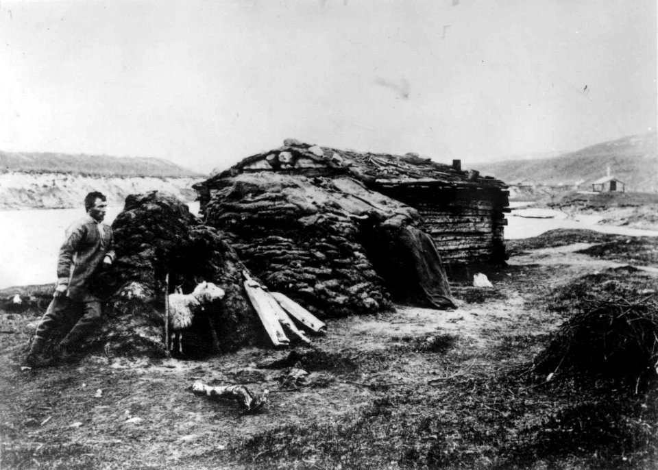 Skoltesamisk hus med fegamme, Neiden, Sør-Varanger, Finnmark, ca. 1905 - Norsk folkemuseum - NF.06725-024