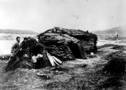 Skoltesamisk hus med fegamme, Neiden, Sør-Varanger, Finnmark, ca. 1905 - Norsk folkemuseum - NF.06725-024