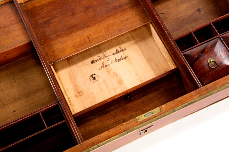 Skrivbord, detalj med Stockholms Hallstämpel - Hallwylska museet - 110106