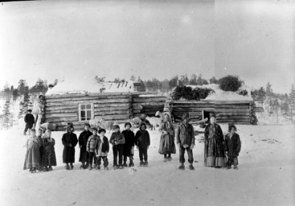 Skoltesamer, voksne og barn, utenfor en bygning i Boris Gleb, Russland eller Øvre Skolteby - Norsk folkemuseum - NF.05063-012