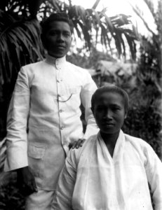 Skollärare (goeroe) och hans hustru. Skolläraren från Ambon. Poso, Sulawesi, Banggaai. Indonesien - SMVK - 010862