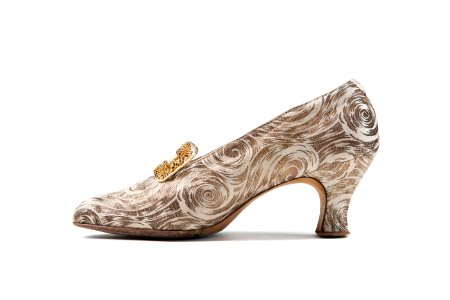 SKOR i guldbrokadtyg med guldfärgat spänne med strass. Tillhört Irma von Geijer - Hallwylska museet - 89230