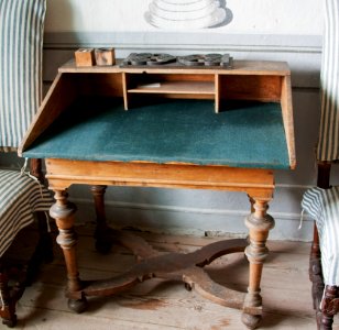 Skrivbord från 1700 cirka, gjort av björk med kläde på skivan - Skoklosters slott - 95154