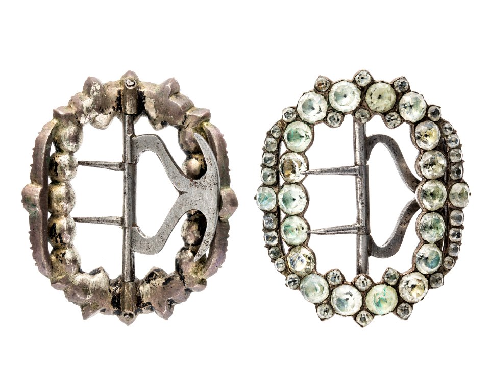 Skospänne av silver med glasstenar, 1700-tal - Hallwylska museet - 110488