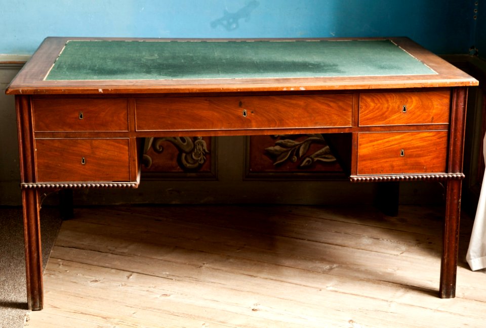 Skrivbord av mahogny med infällt grönt kläde på skivan. 1800-tal - Skoklosters slott - 92453