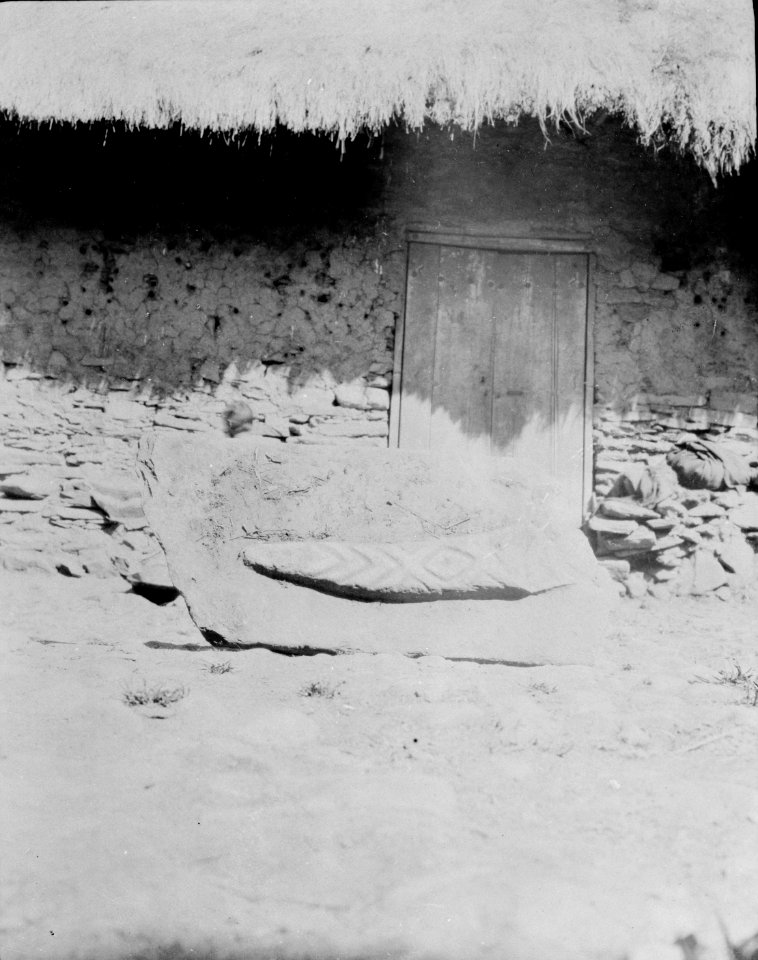Skulpterad sten, Motivet enl. Nordenskiöld bakdelen av en orm. Lokal, Sina, Peru. Sina - SMVK - 002465