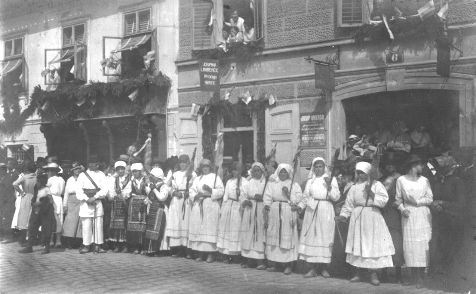 Skupina v narodne noše oblečenih deklet