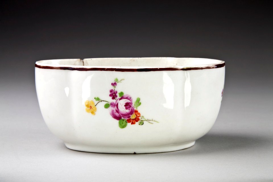 Skål från 1700-talets andra hälft i porslin med blomma - Hallwylska museet - 93738