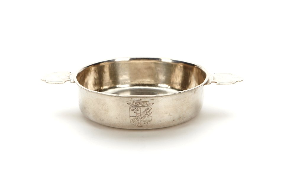 Skål av silver med raka sidor, flat botten med kupat mittparti och profilerade handtag - Skoklosters slott - 91967