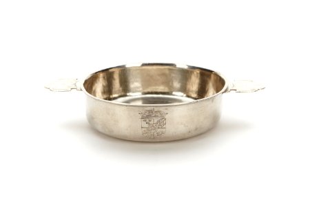 Skål av silver med raka sidor, flat botten med kupat mittparti och profilerade handtag - Skoklosters slott - 91967