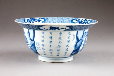 Skål gjord i Kina med kinesiska tecken i verser syftande till dramat Si siang ki - Hallwylska museet - 95900