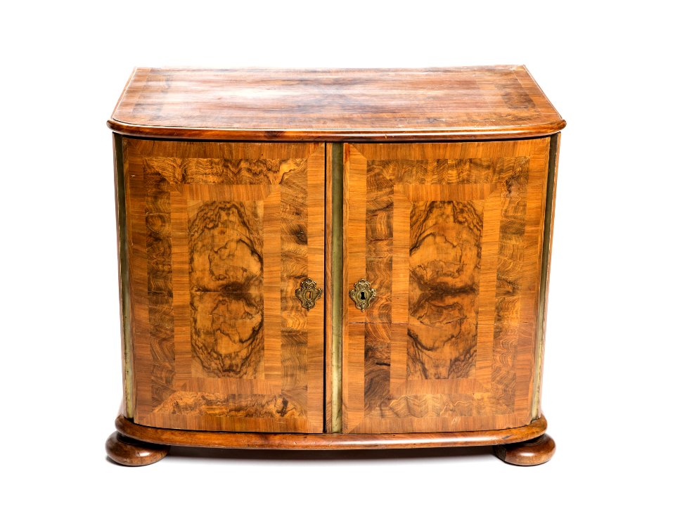 Skåp, fanerad valnöt, 1700-talets början, senbarock - Hallwylska museet - 108485