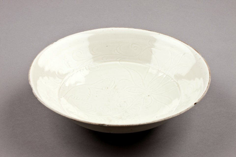 Skålfat. Ding yao. Song-dynastin (960-1279) - Hallwylska museet - 96215