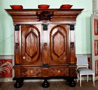 Skåp av valnöt, fanerat på ek. 1650-1700 - Skoklosters slott - 92464
