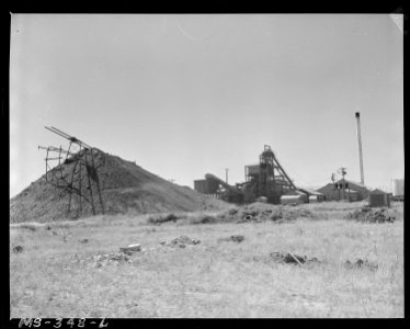 Slag heap, tipple, and powerhouse of the mine. Clayton Coal Company, Morrison Mine, Eris, Weld County, Colorado - NARA - 540366