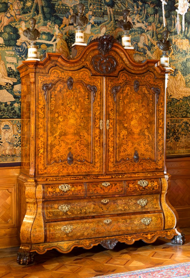 Skåp med intarsia, blomsterintarsia. Senbarock - Hallwylska museet - 108957