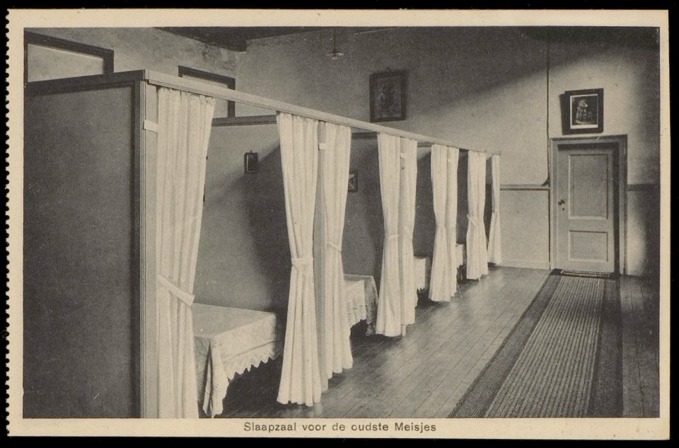 Slaapzaal voor de oudste meisjes van het rooms katholieke Maagdenhuis Spui 21. Uitgave Brinio, Rotterdam, Afb PBKD00354000024