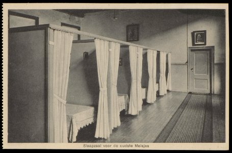 Slaapzaal voor de oudste meisjes van het rooms katholieke Maagdenhuis Spui 21. Uitgave Brinio, Rotterdam, Afb PBKD00354000024