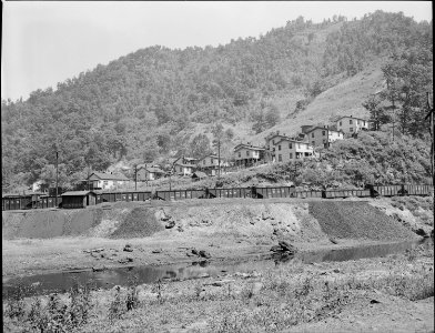 Slate dump, railroad yards and company housing project, Southern Coal Corporation, Bradshaw, Mine, Bradshaw, McDowell... - NARA - 541023
