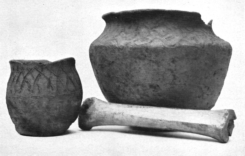 Slawische Töpfe aus Loburg und Plötzky Der Topf links ist 10 cm hoch Schlittschukufe aus Knochen