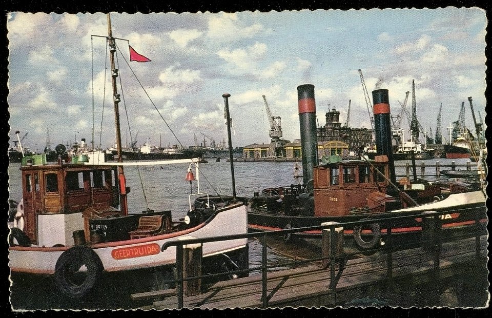 Sleepboten aan de De Ruijterkade bij het Afgesloten IJ en Oosterdoksdoorgang. Uitgever Rembrandt, Amsterdam, Afb ANWU01660000001