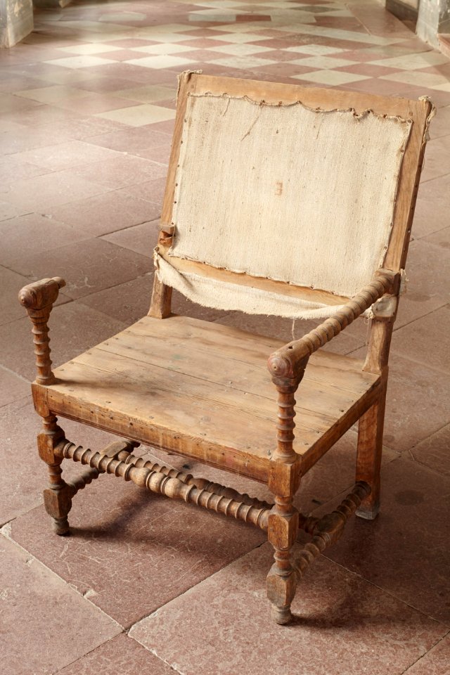 Sliten stol av ek från 1650-talet - Skoklosters slott - 98205