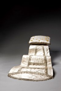 Släp, dopdräkt. Till boken Kanonsalut och vaggor - kungliga födslar och dop av Lena Rangström - Livrustkammaren - 89049