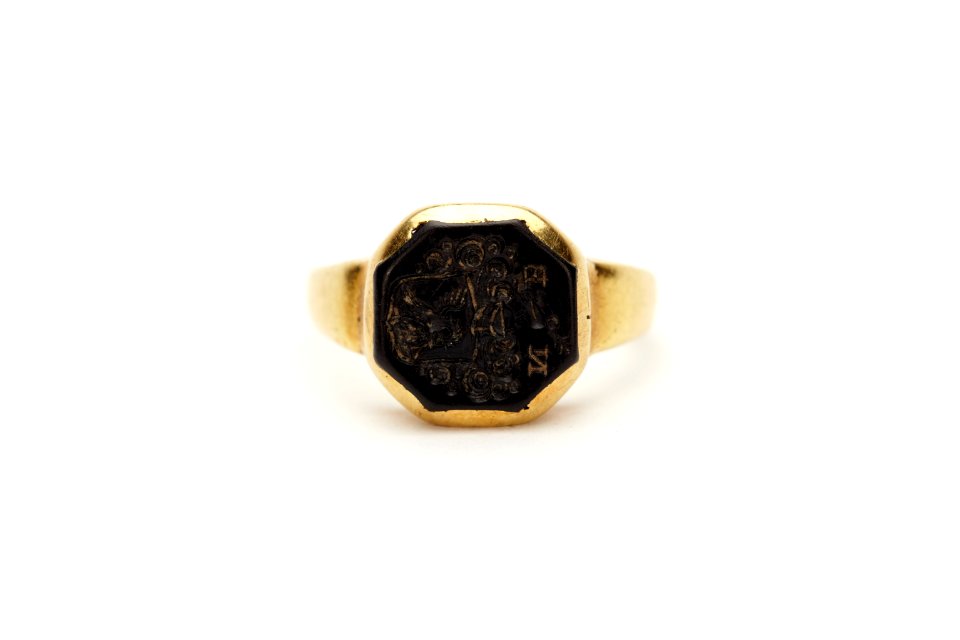 Slät ring av guld med åttsidig, svart sten - Skoklosters slott - 92274