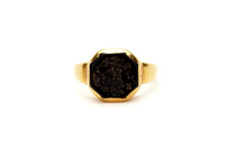 Slät ring av guld med åttsidig, svart sten - Skoklosters slott - 92274