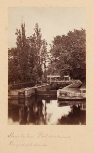 Sluis naast het Polderhuis aan de Stadhouderskade bij de Ruysdaelkade Half-stereofoto B00000030670. Half-stereofoto