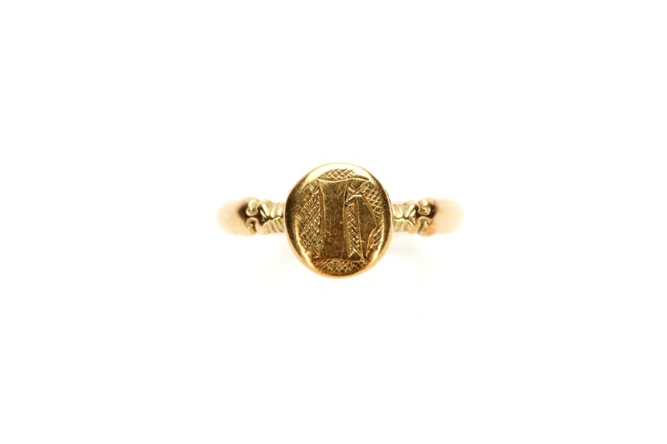 Slät ring från 1400-talet av guld med oval klack varpå graverat h som minuskel(liten bokstav) - Skoklosters slott - 92273