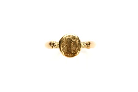 Slät ring från 1400-talet av guld med oval klack varpå graverat h som minuskel(liten bokstav) - Skoklosters slott - 92273 photo