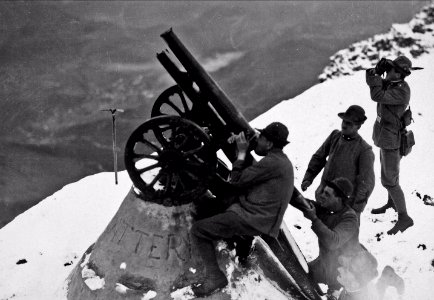 Small anti-aircraft cannon on Monte Nero 1916