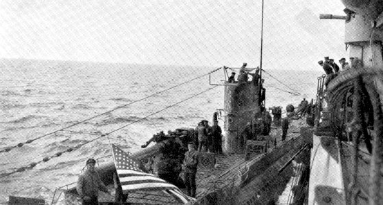 SM U 117 nach seiner Rückkehr aus dem Atlantik neben dem Linienschiff SMS HANNOVER