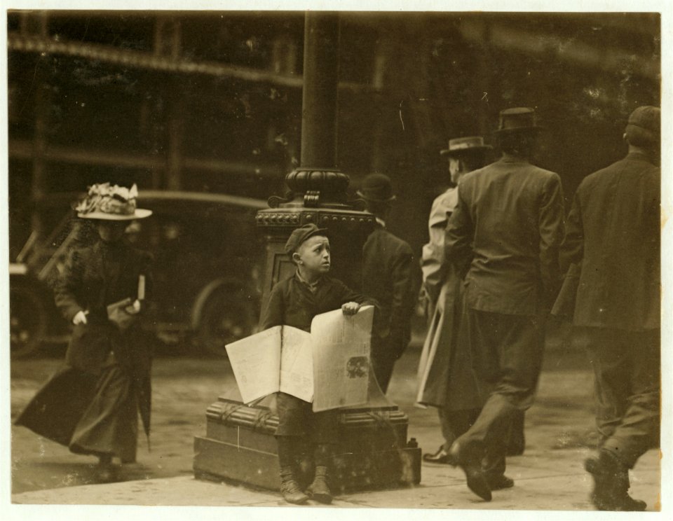 Small newsie down-town, Saturday P.M. May 7th, 1910. Witness E.N. Clopper. LOC cph.3a00613