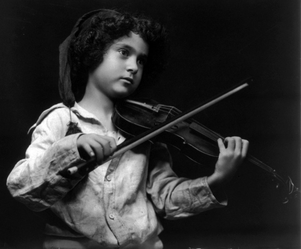 Small child playing violin LCCN2003675179 (cropped)