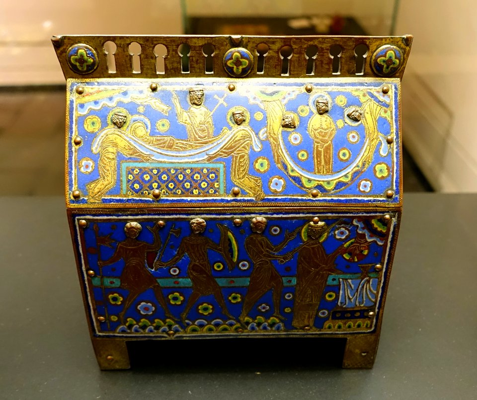 Small chasse with the Martyrdom of St. Thomas Becket, Limoges, late 12th to early 13th century, gilt copper with enamel - Museum Schnütgen - Cologne, Germany - DSC00175
